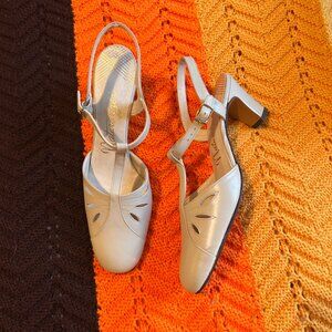 1970s Never worn Naturalizer Leather Beige T-bar Roman Mary Jane sandal heels- m